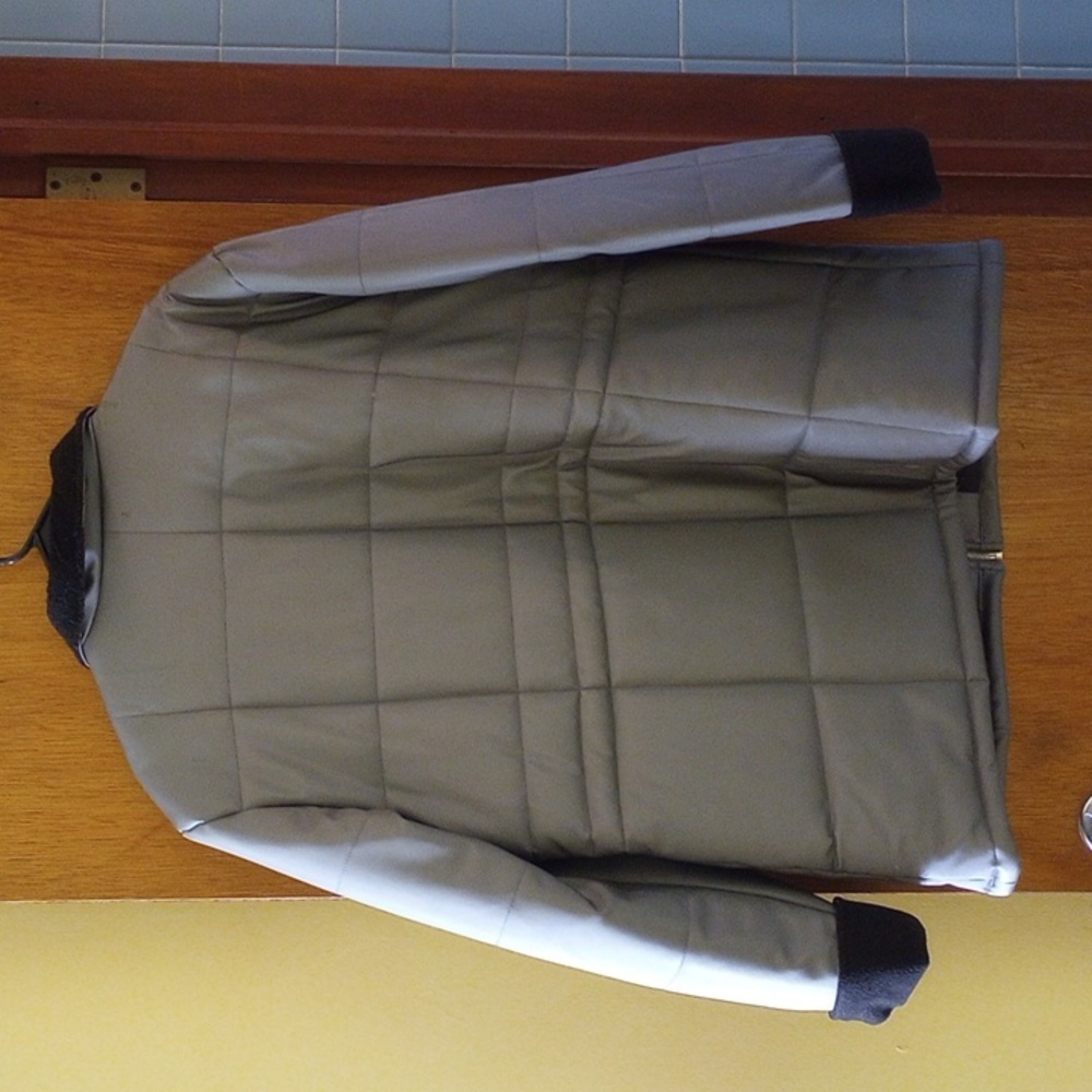 NWT Hypo Active Size 1X, Silver quilted coat, Black fleece collar, Pockets, Zip - Picture 2 of 3